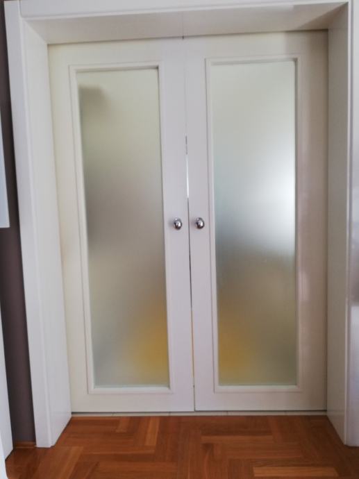 dvokrilna klizna drvena vrata staklom vodilicom slika 171713412