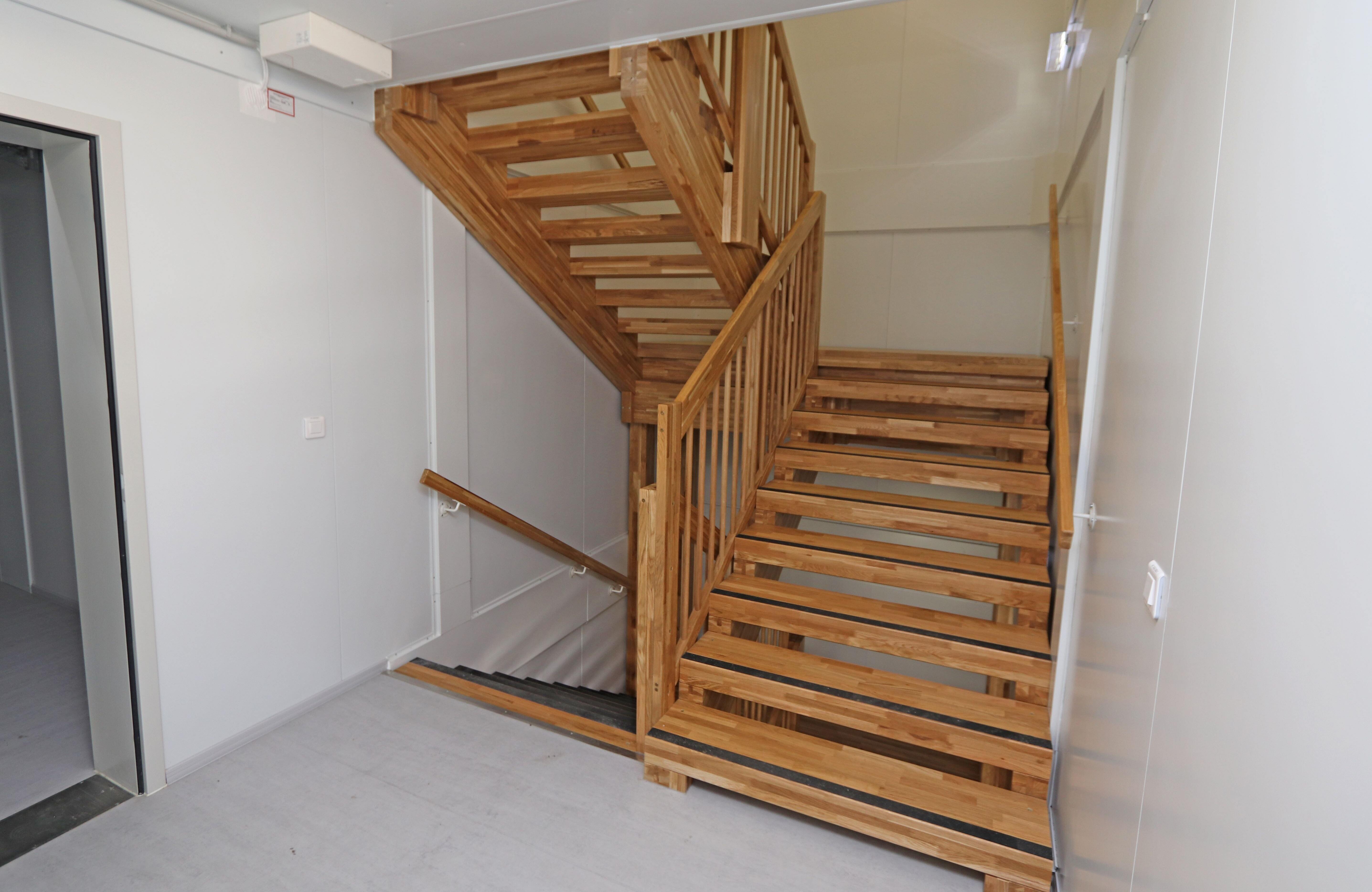 dvokrako stepeniste sa krakovima po 180 stepeni 1